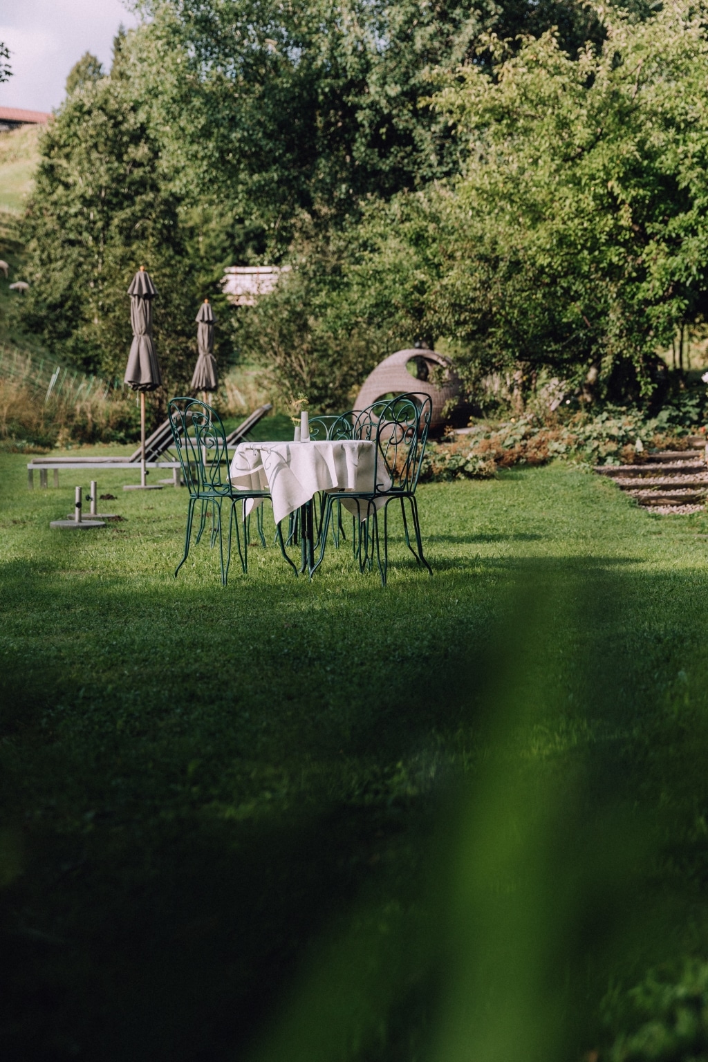 Tisch neben dem Kräutergarten im Naturhotel