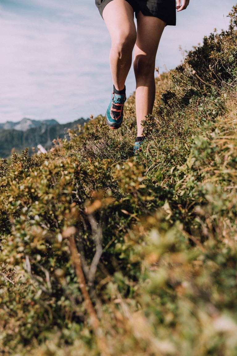 Wandern durch die Berge am Hang