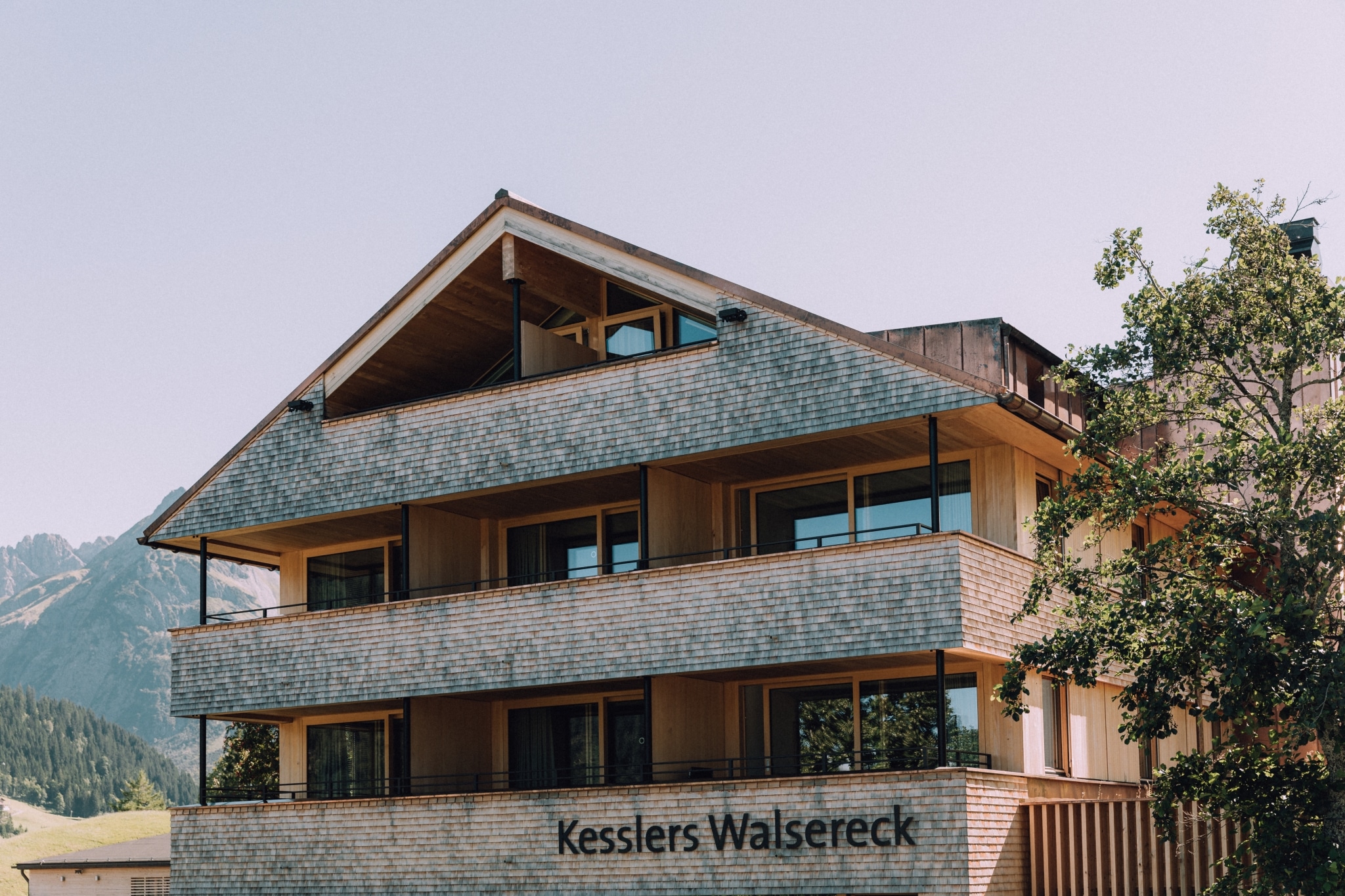 Anbau Chesa Valisa unten: Walsereck oben: Hotelzimmer