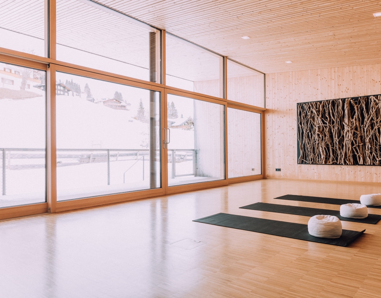 Yoga Raum aus Holz im Naturhotel Schnee