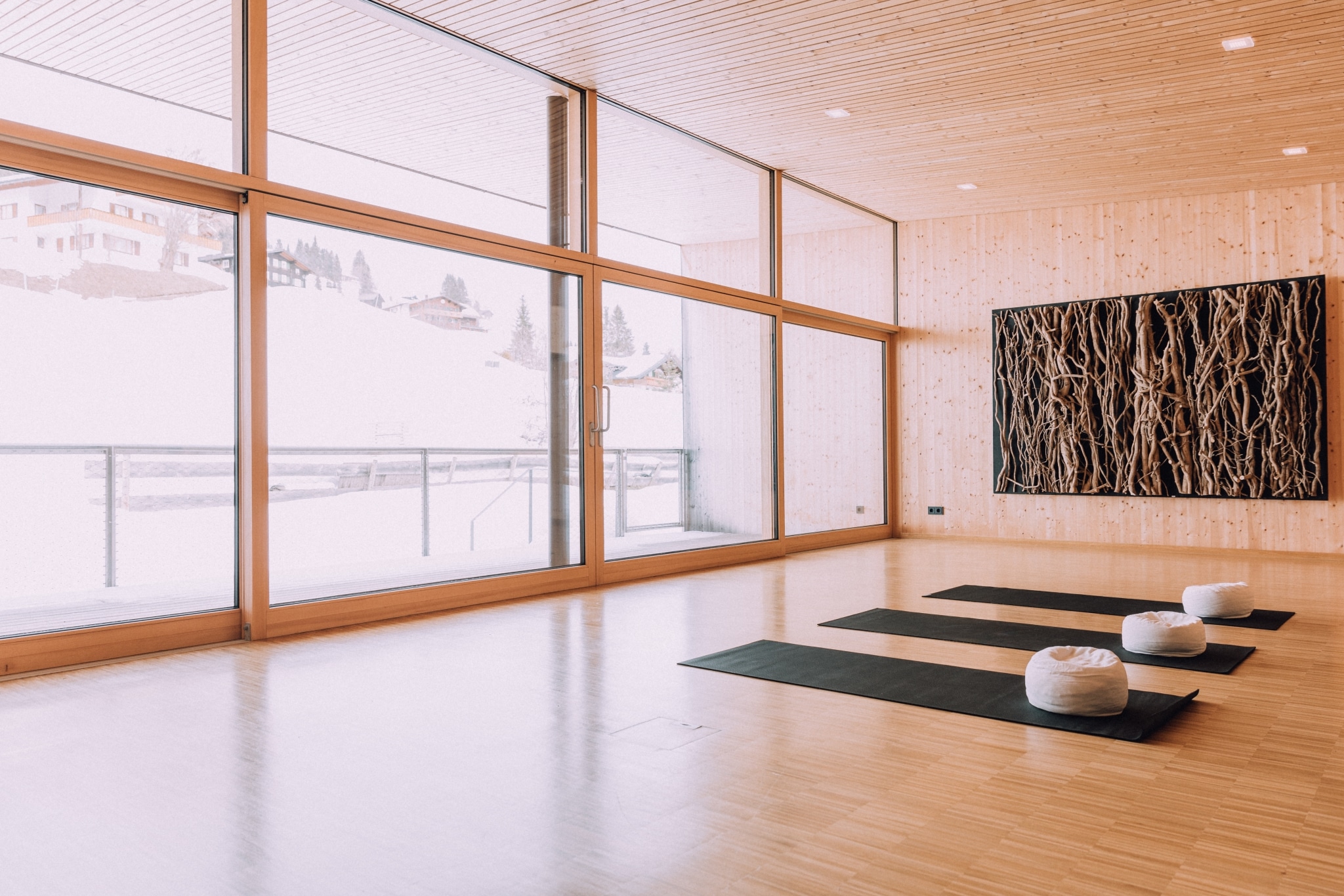 Yoga Raum aus Holz im Naturhotel Schnee