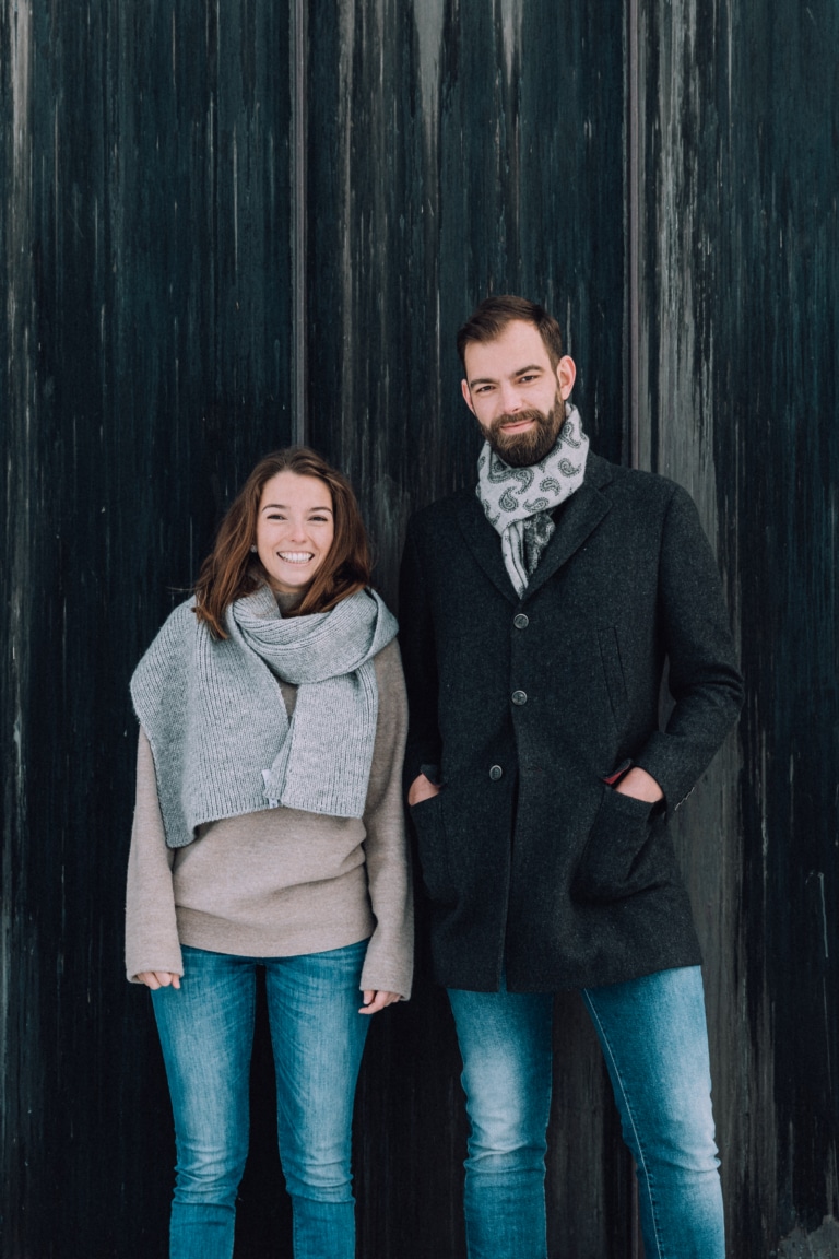 Magdalena und David lächelnd vor dem Naturhotel