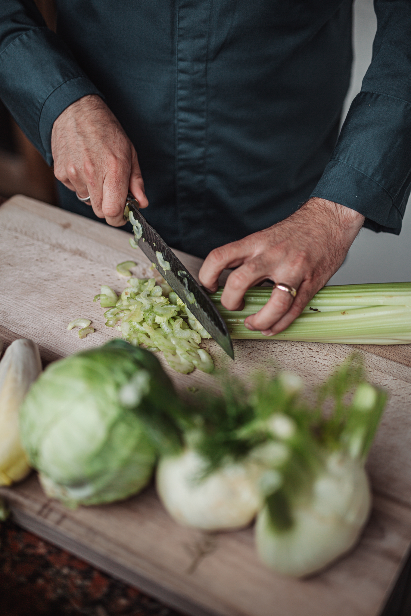 Küchenchef am Gemüse schneiden